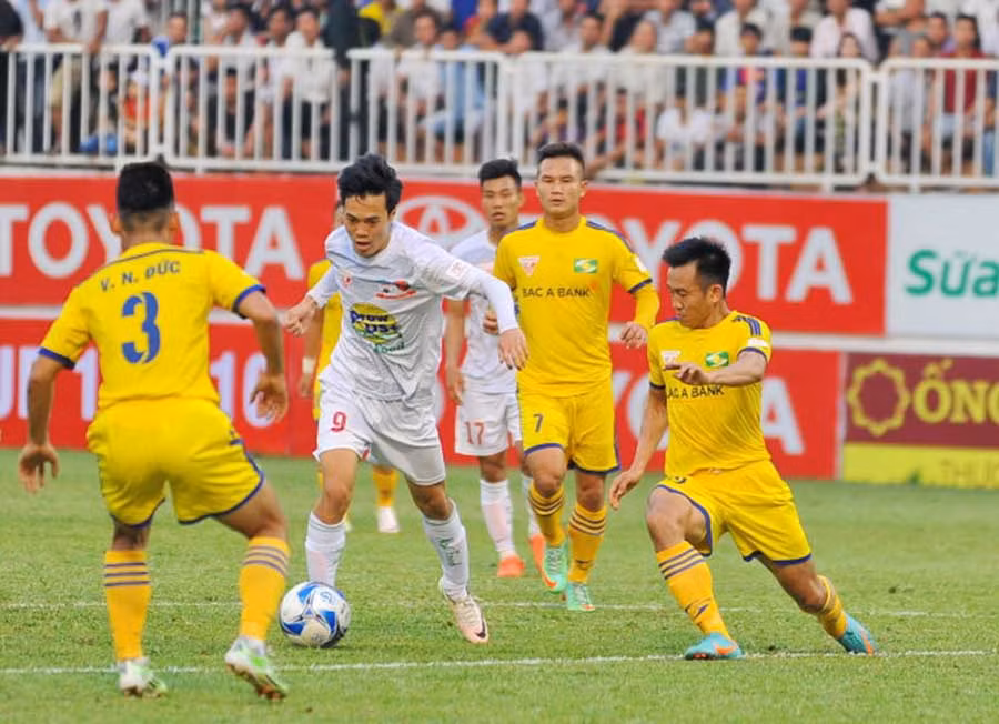  Tiền đạo Văn Toàn (áo trắng) từng ghi bàn thắng vào lưới Nam Định FC ở lượt đi. Ảnh: K.N.B