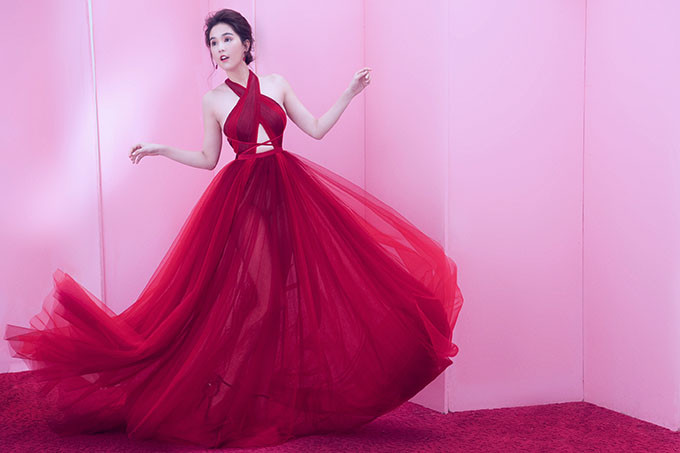 Nhân dịp sinh nhật, Ngọc Trinh thực hiện bộ ảnh mới. Cô diện váy cut-out, tùng xoè kiểu công chúa, tạo dáng tự nhiên trước ống kính. Nhân dịp sinh nhật, Ngọc Trinh thực hiện bộ ảnh mới. Cô diện váy cut-out, tùng xoè kiểu công chúa, tạo dáng tự nhiên trước ống kính.