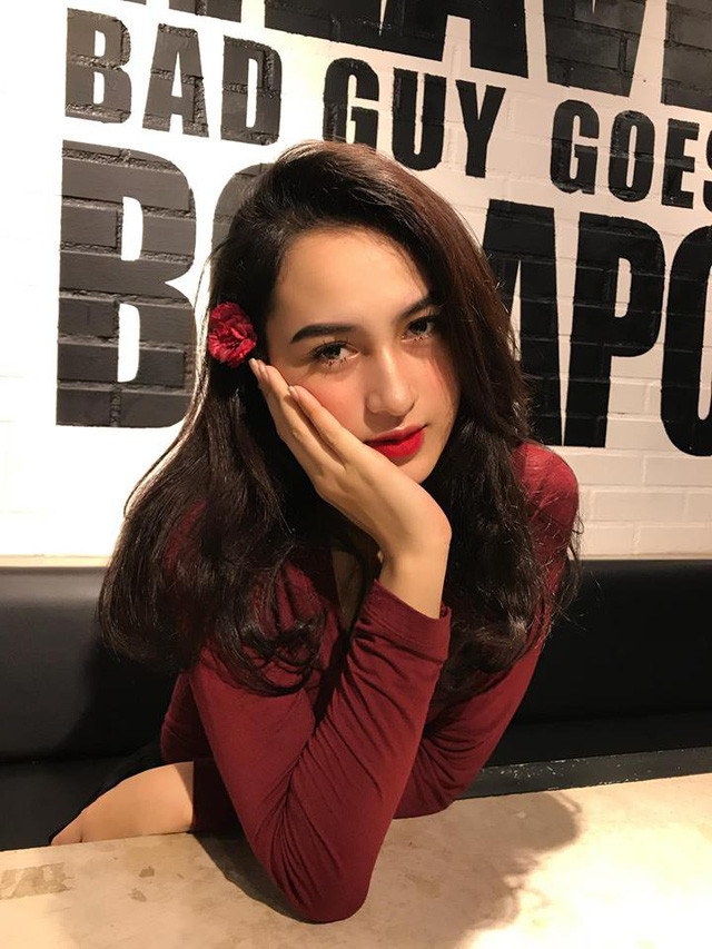 Nhờ sở hữu gương mặt đẹp cùng chiều cao nổi bật nên ngoài việc học tập, Duyên cũng tham gia làm mẫu ảnh và theo các vũ đoàn diễn đám cưới, sự kiện. Nhờ sở hữu gương mặt đẹp cùng chiều cao nổi bật nên ngoài việc học tập, Duyên cũng tham gia làm mẫu ảnh và theo các vũ đoàn diễn đám cưới, sự kiện.