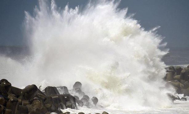 Sóng lớn tại Aki, tỉnh Kochi. Ảnh: AP