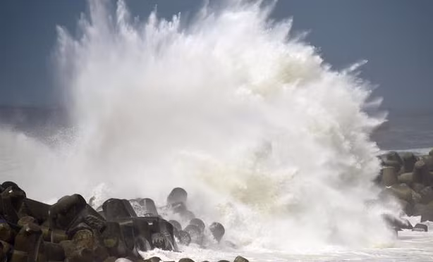 Sóng lớn tại Aki, tỉnh Kochi. Ảnh: AP