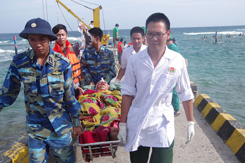 Đưa ngư dân gặp nạn vào đảo Phan Vinh cấp cứu