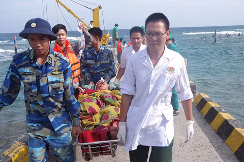 Đưa ngư dân gặp nạn vào đảo Phan Vinh cấp cứu