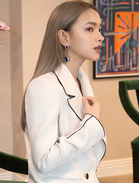 Suit trắng lịch lãm có được nét lôi cuốn riêng nhờ cách phối đường viền màu tương phản trên toàn bộ trang phục.