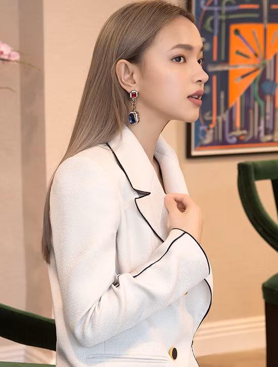 Suit trắng lịch lãm có được nét lôi cuốn riêng nhờ cách phối đường viền màu tương phản trên toàn bộ trang phục.