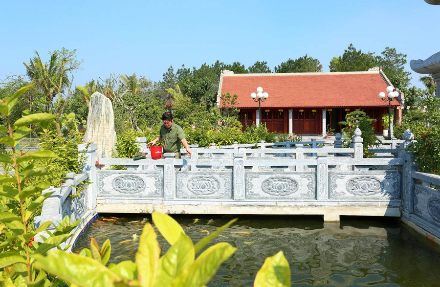 Trung tướng, nhà văn Hữu Ước tại một góc khu văn hóa tâm linh (ảnh VNN).