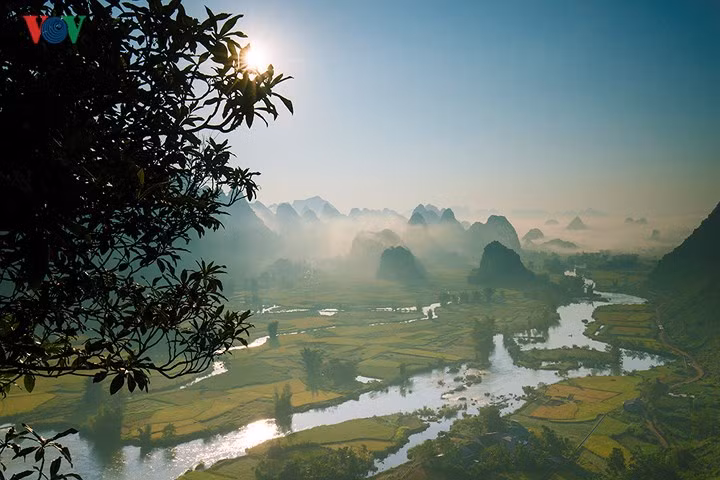 Những áng mây bồng bềnh trên thung lũng lúa tạo nên một không gian huyền ảo.