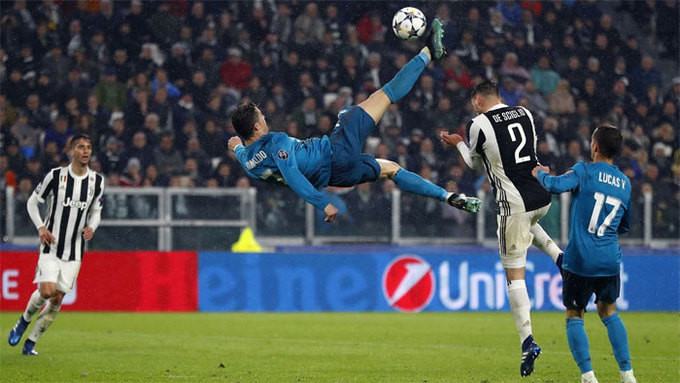  Cú vô lê của Ronaldo, trận tứ kết Champions League lượt đi giữa Real Madrid và Juventus. CR7 bật cao vô lê sau quả tạt bên cánh phải, đồng thời khiến thủ môn Buffon và hàng thủ Juventus bất lực nhìn bóng bay vào khung thành.