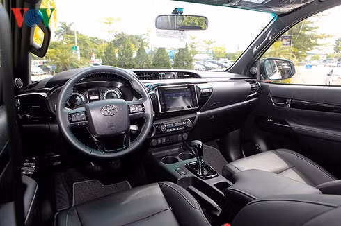 Nội thất xe hiện đại và sang trọng với các chi tiết bọc da.