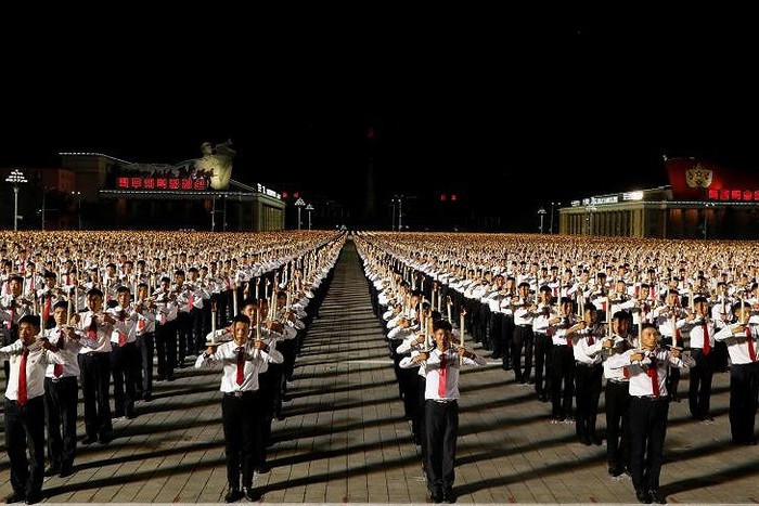 Đứng thành hàng thẳng tắp trên quảng trường.