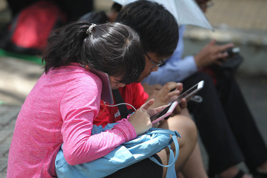 Người dùng di động của 3 mạng là VinaPhone, Gmobile, Vietnamobile đã được hoàn tất chuyển đổi SIM 11 số về 10 số. Ảnh minh họa: Hoàng Triều. Người dùng di động của 3 mạng là VinaPhone, Gmobile, Vietnamobile đã được hoàn tất chuyển đổi SIM 11 số về 10 số. Ảnh minh họa: Hoàng Triều.