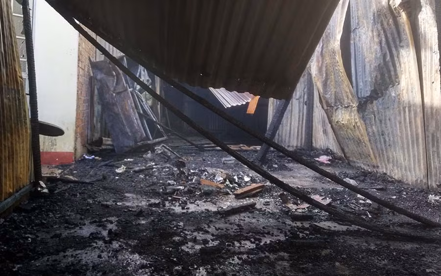 Toàn bộ đồ đạc trong nhà chị H’Chenh bị thiêu rụi. Ảnh: Chí Hào