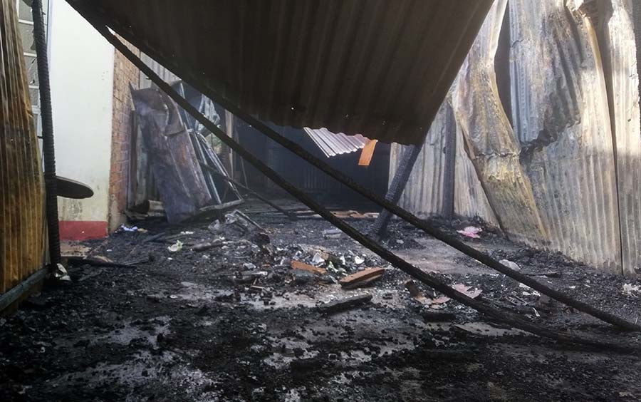 Toàn bộ đồ đạc trong nhà chị H’Chenh bị thiêu rụi. Ảnh: Chí Hào