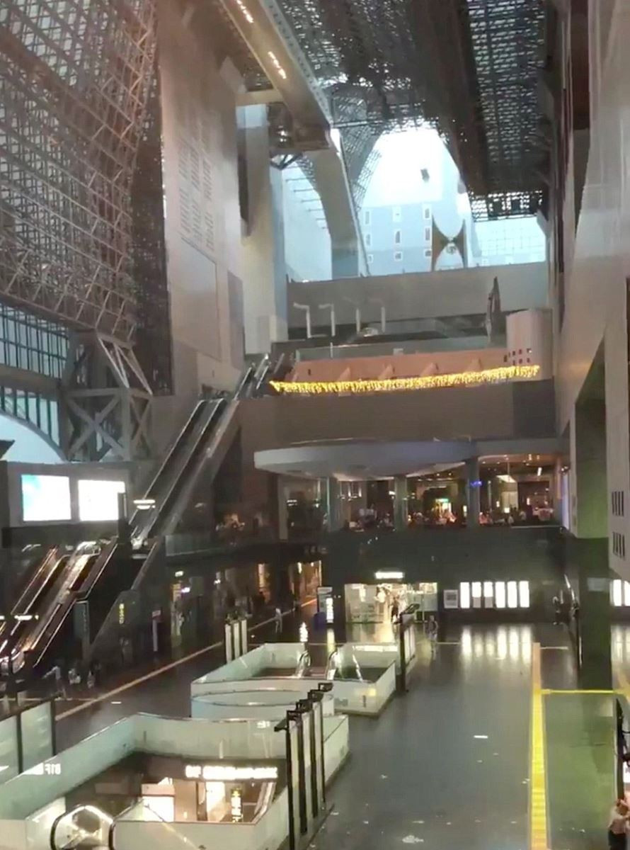 Mái nhà ga tàu ở Kyoto bị vỡ do gió mạnh. Ảnh: Reuters