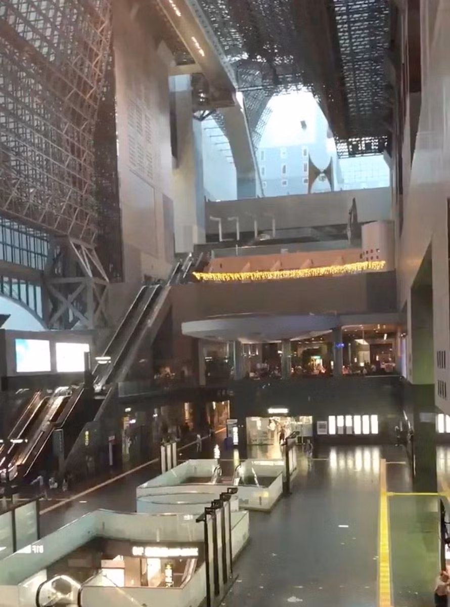 Mái nhà ga tàu ở Kyoto bị vỡ do gió mạnh. Ảnh: Reuters