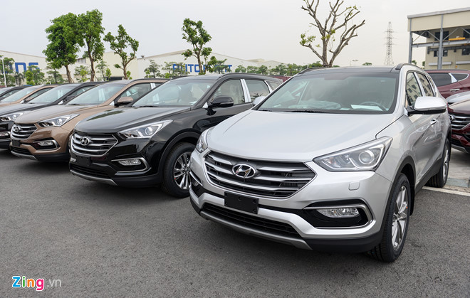 Một số đại lý thông báo SantaFe đời cũ đã ngừng sản xuất. Ảnh: Thế Anh.