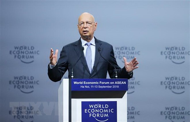  Giáo sư Klaus Schwab, Người sáng lập, Chủ tịch điều hành Diễn đàn Kinh tế thế giới (WEF) phát biểu tại diễn đàn. (Ảnh: Lâm Khánh/TTXVN)