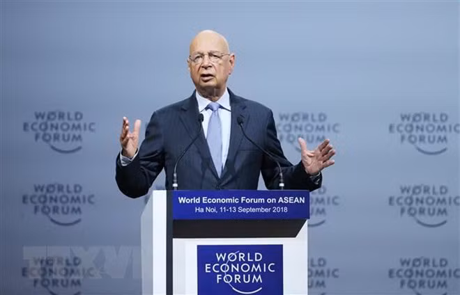  Giáo sư Klaus Schwab, Người sáng lập, Chủ tịch điều hành Diễn đàn Kinh tế thế giới (WEF) phát biểu tại diễn đàn. (Ảnh: Lâm Khánh/TTXVN)