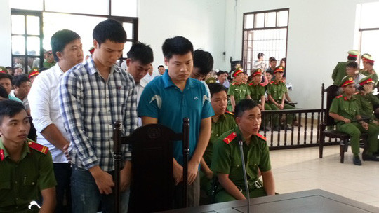  Các bị cáo cúi đầu nhận tội tại phiên tòa