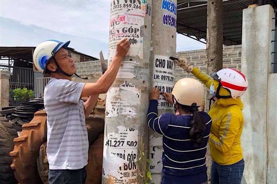 Phường Chi Lăng ra quân bóc gỡ các tờ rơi quảng cáo, rao vặt trái phép. 