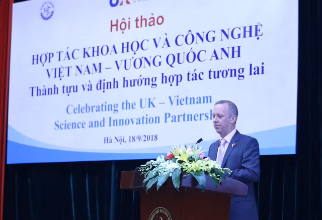 Đại sứ Anh tại Việt Nam ghi nhận và xướng tên hai tiến sĩ Việt tại sự kiện ngày 18/9. (Ảnh: Most.gov)