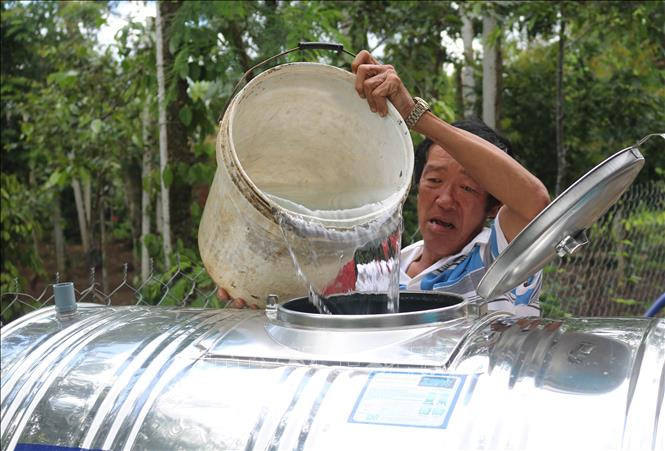 Người dân phải xin nước từ các hộ khác về sử dụng. Ảnh: Tuấn Anh Người dân phải xin nước từ các hộ khác về sử dụng. Ảnh: Tuấn Anh