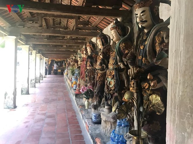 Nơi đây lưu giữ 122 pho tượng đất cổ. Trải qua rất nhiều đợt bị mưa lũ ngập lụt nhưng các bức tượng này vẫn giữ được nguyên vẹn. Năm 1997, các bức tượng được tu sửa sơn lại mới.