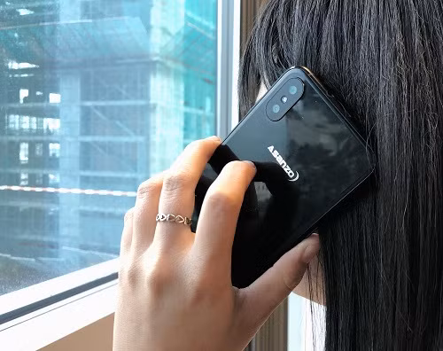  Sản phẩm được cho là smartphone mới của Asanzo có thiết kế kim loại nguyên khối, mặt lưng bóng bẩy.