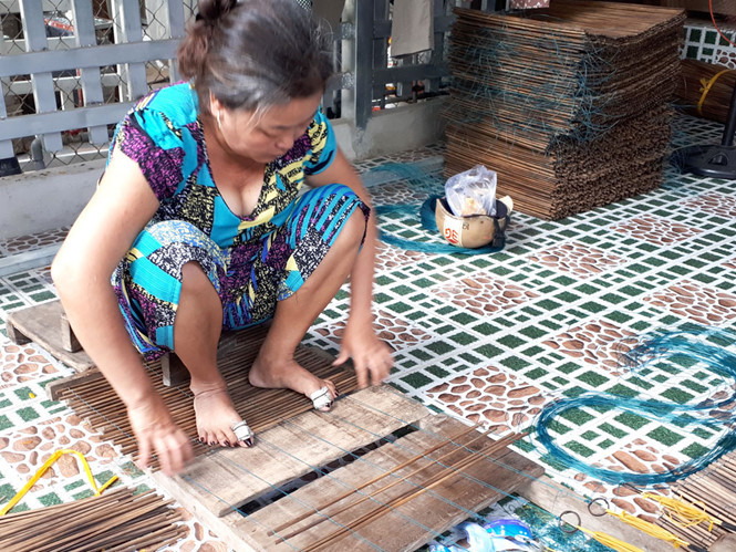 Chị Kim Trang đã bỏ lên Sài Gòn làm công nhân, nhưng ngày nghỉ nhớ nghề nên làm phụ gia đình ẢNH: HOÀNG PHƯƠNG Chị Kim Trang đã bỏ lên Sài Gòn làm công nhân, nhưng ngày nghỉ nhớ nghề nên làm phụ gia đình ẢNH: HOÀNG PHƯƠNG