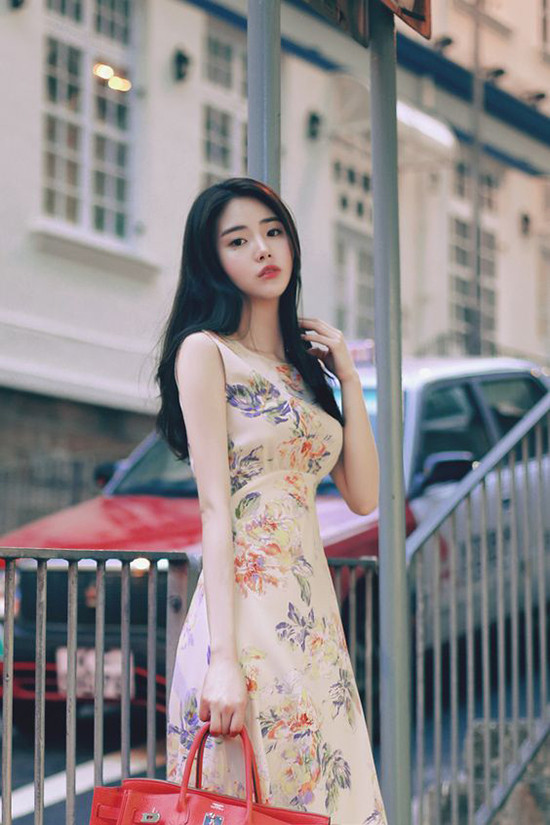 Cùng với các kiểu váy tay bồng, tay lửng, tay trang trí bèo nhún điệu đà là các thiết kế váy sát nách dễ kết hợp với các kiểu túi to bản, giày cao gót phù hợp với bạn gái công sở.