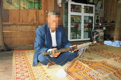 Ông H.V.T bên các dụng cụ thường mang đi cúng bái. Ảnh: hải Phong