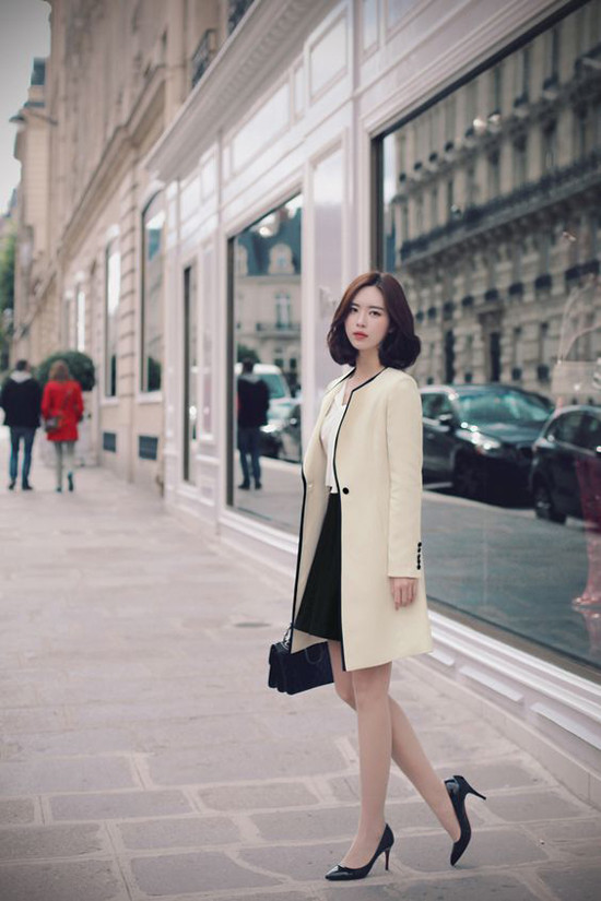 Một điểm cần lưu ý trong việc mix đồ hè - thu là không nên chọn áo khoác quá dày. Nó sẽ khiến bạn trở nên nặng nề và ngột ngạt.