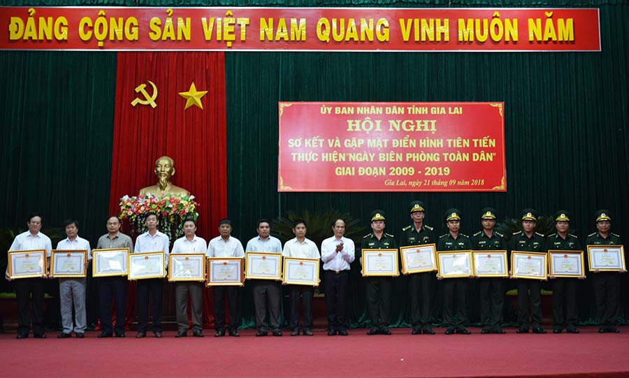 Chủ tịch UBND tỉnh trao bằng khen cho các tập thể, cá nhân. Ảnh: Phương Dung