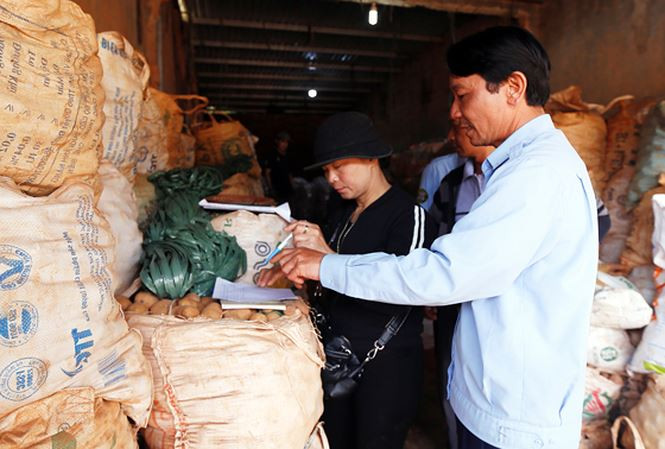 Kiểm tra số lượng khoai tây Trung Quốc tại chợ Nông sản Đà Lạt Kiểm tra số lượng khoai tây Trung Quốc tại chợ Nông sản Đà Lạt