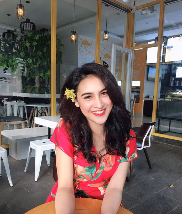  Năm nay mới 19 tuổi nhưng Duyên đã sở hữu chiều cao rất ấn tượng 1m70. Cô nàng nhận được nhiều lời khen ngợi vì vừa xinh vừa có dáng người cao ráo.