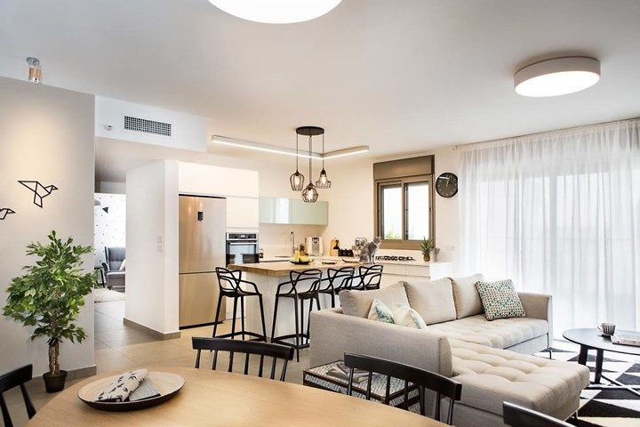  Căn hộ nằm trên tầng cao nên cửa sổ luôn là góc được gia chủ ưu tiên để có thể ngắm trọn vẹn khung cảnh phố xá bên dưới