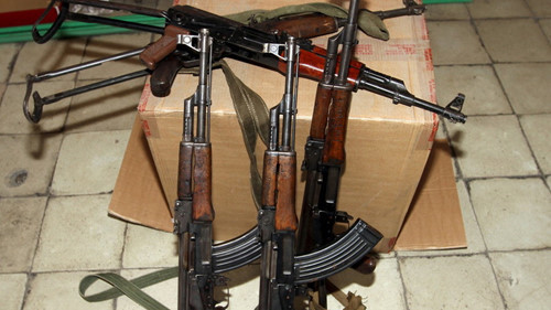 Hàng chục khẩu súng được tìm thấy ở những vùng lân cận hiện trường vụ William Gomis bị bắn chết. Ảnh: REUTERS