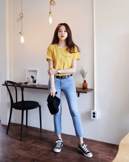  Những cô nàng yêu phong cách đơn giản thì chỉ cần chọn áo thun đi kèm jeans để khoe nét khoẻ khoắn, năng động.
