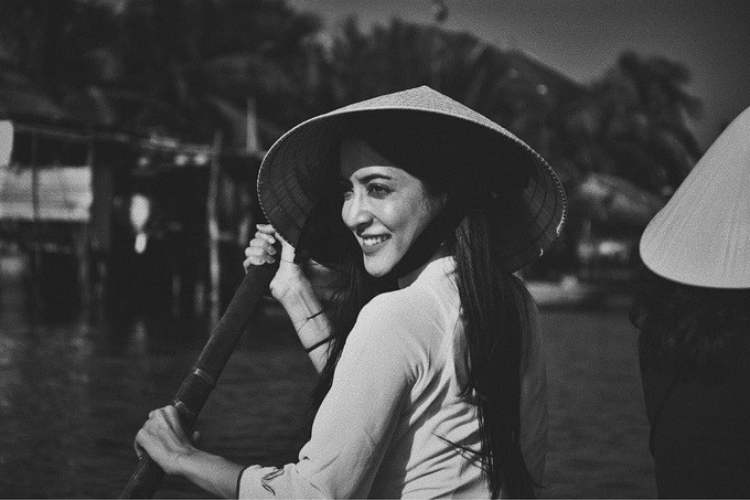 "Tôi là người tạo nên hạnh phúc riêng của đời mình", Savika đề dưới tấm ảnh đen trắng chụp lại khoảnh khắc cô ngồi thuyền ngắm sông Hoài.