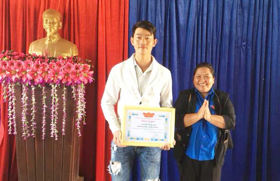 Chị Hà Thị Giang Thảo trao thưởng cho anh Nguyễn Thanh Lâm gương Người tốt tháng 8. Ảnh: H’Yuên