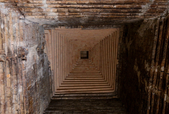 Kiến trúc phía trên tầng mái nhìn từ bên trong tháp với những viên gạch được xây theo hình vuông, chụm lại ở đỉnh tháp. Kiến trúc phía trên tầng mái nhìn từ bên trong tháp với những viên gạch được xây theo hình vuông, chụm lại ở đỉnh tháp.