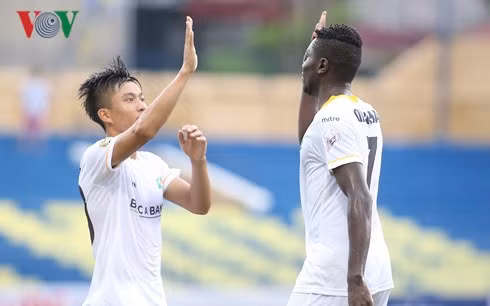 Phan Văn Đức (bên trái) nhận giải Cầu thủ xuất sắc nhất tháng 7 và 8 V-League 2018 (Ảnh: Minh Hoàng).