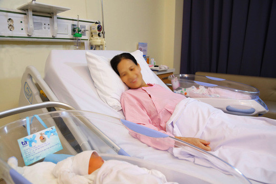 Người mẹ đón nhận niềm hạnh phúc ở tuổi ngoài 50