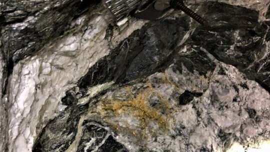 Hai tảng đá được cấu thành từ thạch anh có lẫn vàng. Ảnh: RNC MINERALS t