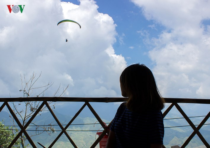 Đây cũng là cơ hội cho du khách trải nghiệm thú vị của loài chim - chao lượn trên bầu trời, ngắm nhìn những ngọn núi nhấp nhô, san sát, kỳ vĩ, những thuở ruộng bậc thang vàng óng, xếp lớp, uốn lượn, nhỏ bé phía dưới.