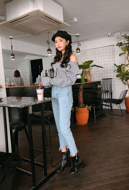 Bốt cổ thấp da đen là sản phẩm quen thuộc và mỗi năm chúng lại được thêm các điểm nhấn về phom dáng để 'lôi kéo' phái đẹp vào trào lưu mới. Bốt cổ thấp da đen là sản phẩm quen thuộc và mỗi năm chúng lại được thêm các điểm nhấn về phom dáng để 'lôi kéo' phái đẹp vào trào lưu mới.