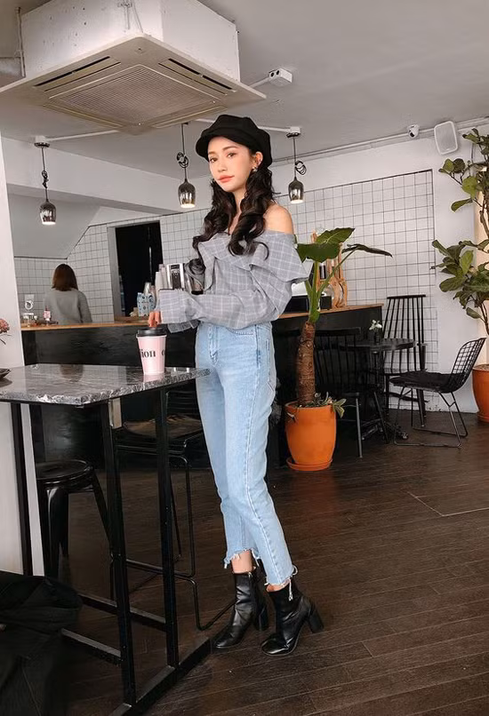 Bốt cổ thấp da đen là sản phẩm quen thuộc và mỗi năm chúng lại được thêm các điểm nhấn về phom dáng để 'lôi kéo' phái đẹp vào trào lưu mới.