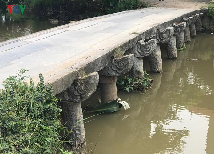 Chiếc cầu đá dẫn vào chùa Nôm.