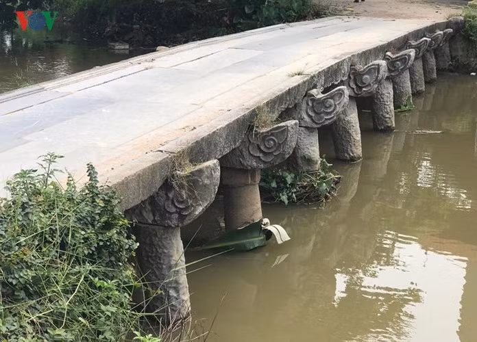 Chiếc cầu đá dẫn vào chùa Nôm.