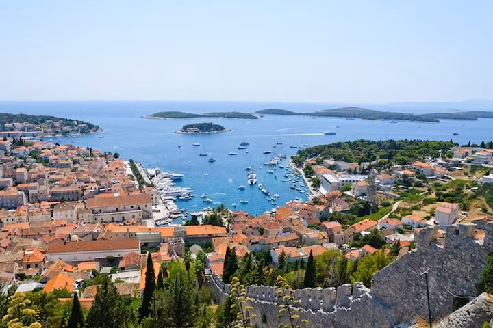 Đảo Havar xinh đẹp ngoài khơi bờ biển Dalmatia, nổi tiếng với những bãi biển đẹp ngoạn mục, nhiều cánh đồng nho sum sê, và những con phố cổ và bức tường từ thế kỷ 13.